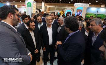 بازدید شهردار تهران از نمایشگاه شهرهای خواهرخوانده و توانمندی های مدیریت شهری تهران