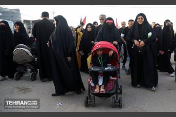 پیاده‌روی زائرین اربعین حسینی در مسیر نجف به کربلا 32