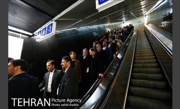 حضور شهردار تهران در راهپیمایی با مترو 12