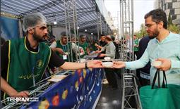 خدمت‌رسانی مواکب منطقه10 به نمازگزاران عید سعید فطر 7