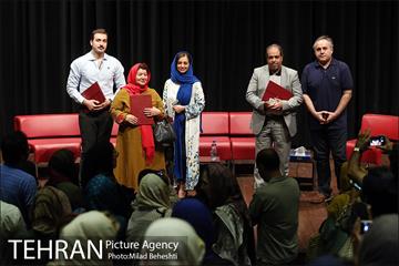 نقد فیلم زیر سقف دودی در فرهنگسرای ارسباران‎ 22