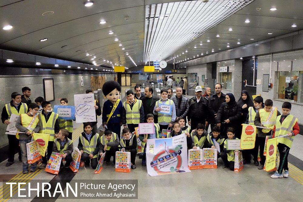 اجرای برنامه تاتر ترافیکی برای کودکان و دانش آموزان در مترو  راه آهن 26