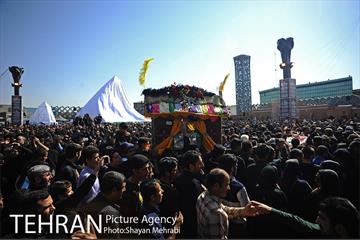 مراسم عاشورای حسینی در میدان امام حسین(ع) 25