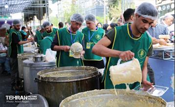 خدمت‌رسانی مواکب منطقه10 به نمازگزاران عید سعید فطر 5