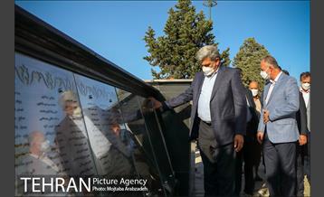 نصب اولین یادبود شهدا در میدان امام خمینی 16