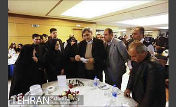 نشست صمیمانه خانواده های شهدای آتش نشان حادثه ساختمان پلاسکو با شهردار تهران 12