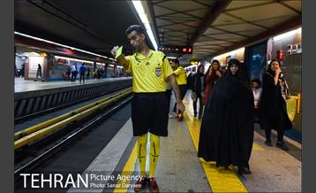 پرفورمنس داوران فوتبال در ایستگاه هفت تیر 19