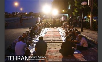 افطاری ساده راننده های تاکسی در پایانه تاکسیرانی صادقیه 13