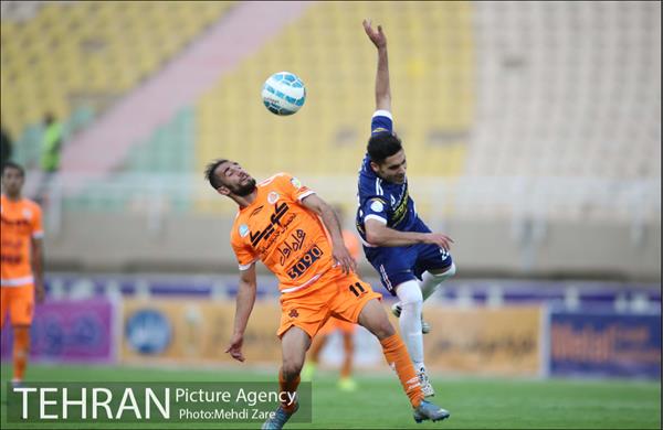 دیدار تیم های فوتبال استقلال خوزستان و سایپا تهران