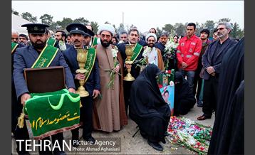 غبارروبی مزار شهدای آتش نشان باحضور خادمین حرم معصومه (س) 10