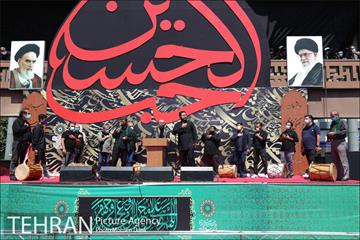 مراسم عزاداری ظهر عاشورا در میدان امام حسین(ع) 21