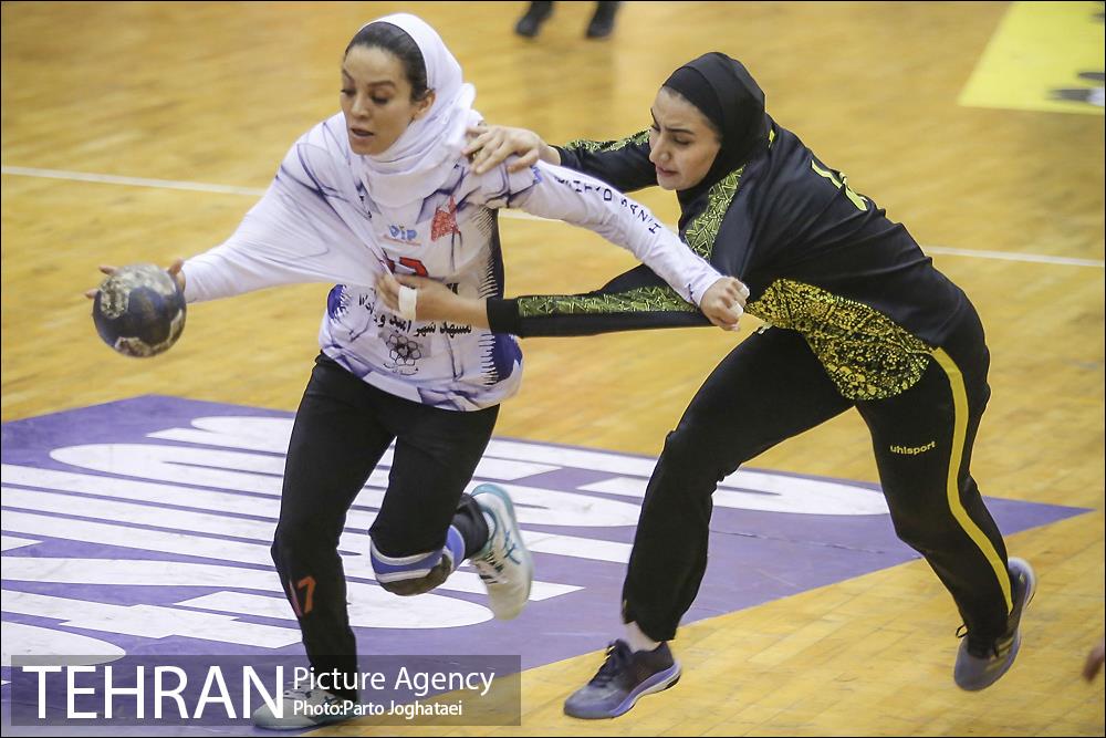 دیدار تیم های هندبال سپاهان و اشتادسازه 13