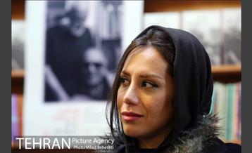 رونمایی و جشن امضای کتاب خانه ای با شیروانی قرمز در نشر ثالث‎ 13