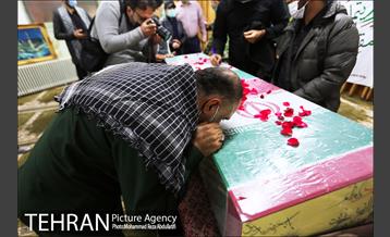 تشییع پیکر مطهر 2 شهید گمنام در مسجد جامع فاطمیه منطقه 8