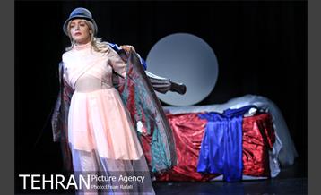 نمایش “کلفت ها” در خانه هنرمندان 21