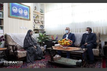 حضور شهردار تهران در منزل شهیدان خالقی پور 4