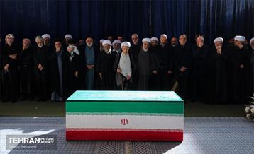 مراسم اقامه نماز بر پیکر آقای شهید ایران 45