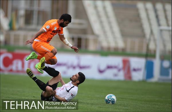 دیدار دو تیم فوتبال سایپا تهران و نفت تهران