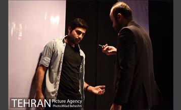 نمایش او فقط خسته بود‎ 14