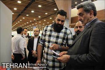 بازدید پیروز حناچی شهردار تهران از هفدهمین نمایشگاه عطر سیب 8