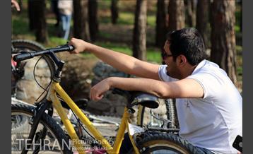 دوچرخه سواری در پارک چیتگر