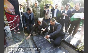 زیارت شهردار تهران از قبور شهدای دفاع مقدس 5