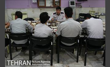 آخرین افطار ماه رمضان در کنار آتش نشانان شهر‎ 3