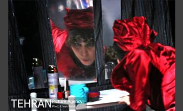 نمایش “کلفت ها” در خانه هنرمندان 6