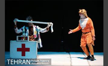 نمایش جزیره شامپانزه ها‎ 2