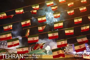 نور افشانی در میدان انقلاب بمناسبت 22 بهمن 2
