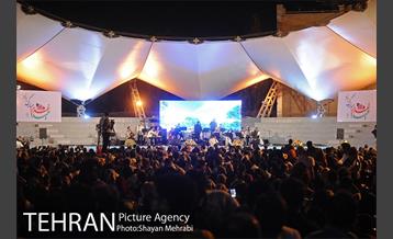 اجرای خیابانی محمد معتمدی و ارکستر سازهای ملی ایران در بوستان آب و آتش 11