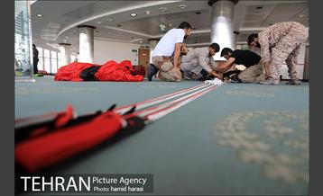 پرش دسته جمعی چتربازان "بیس جامپ" از برج میلاد 13