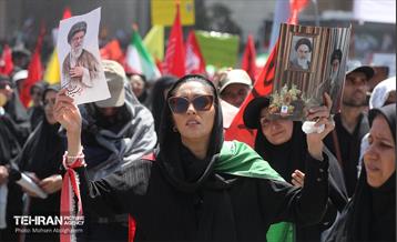 اقامه نماز بر پیکر آقای شهید ایران - 1 11