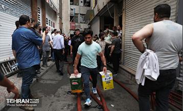 آتش‌سوزی انبار چسب در بازار تهران 46