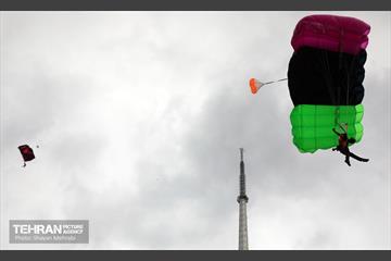 پرش چتربازان از برج میلاد تهران 27