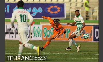 دیدار تیم های فوتبال سایپا تهران و ذوب آهن اصفهان