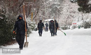 عملیات برف‌روبی در منطقه چهار