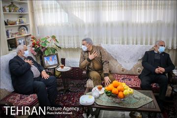 دیدار شهردار تهران با مادر شهیدان خالقی پور 4