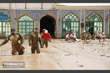 تلاش نیروهای امدادی شهرداری تهران برای تخلیه مناطق سیل زده کن