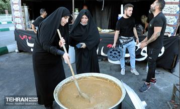حضور شهردار منطقه هشت در مراسم عزاداری روز عاشورا