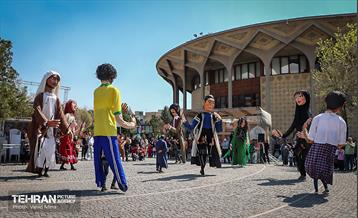 جشن بهار اولی‌ها با عروسک‌های غول پیکر 6