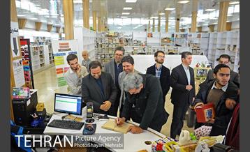 کتابگردی پیروز حناچی سرپرست شهرداری تهران در روز کتاب 23