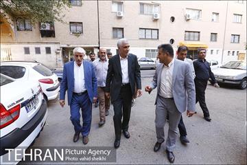 دیدار شهردار از خانواده شهید طباطبایی نیا 2