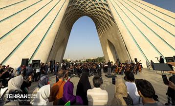 اجرای ارکستر سمفونیک تهران در میدان آزادی 25
