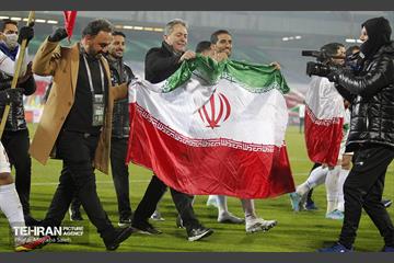 جشن و شادی بازیکنان و کادر فنی تیم ملی ایران پس از صعود به جام جهانی 2022