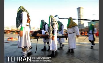 اجرای تعزیه در میدان امام حسین(ع)