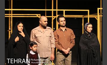 نمایش من خیال تو نیستم‎ 17