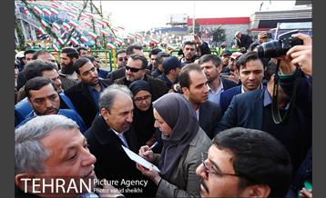 حضور شهردار تهران در راهپیمایی با مترو 8