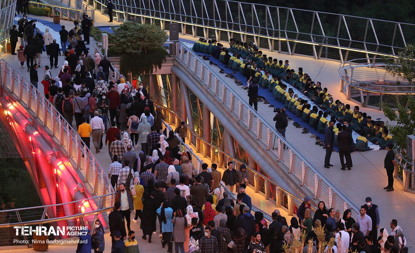 افطاری ساده روی پل طبیعت 3