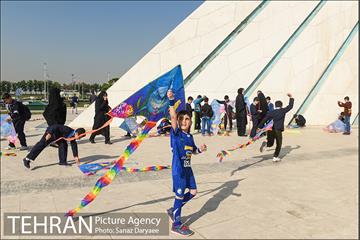 همایش زنگ تحرک و جشنواره بادبادک ها در میدان آزادی 17